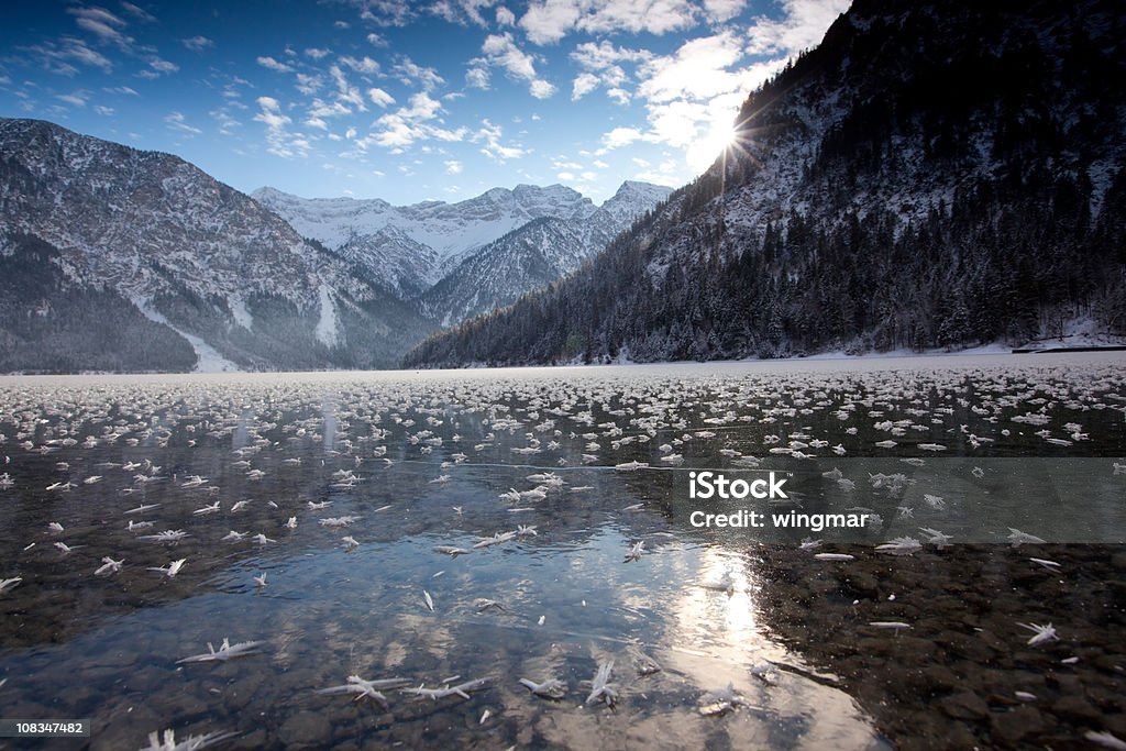 Zima w lake plansee w Tyrolu-austria - Zbiór zdjęć royalty-free (Alpy)