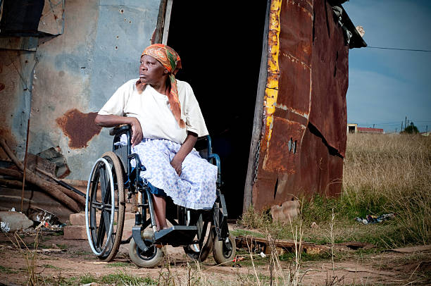 車椅子のコーサ女性 - africa african descent women poverty ストックフォトと画像