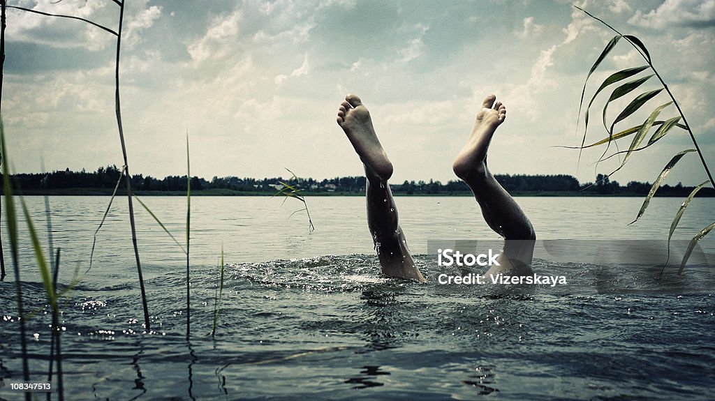 足を水 - 思い切って飛び込むのロイヤリティフリーストックフォト