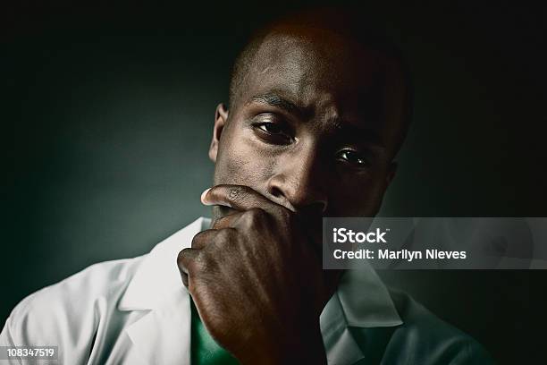 Cara De Un Médico Cansado Foto de stock y más banco de imágenes de Doctor - Doctor, Retrato, Africano-americano