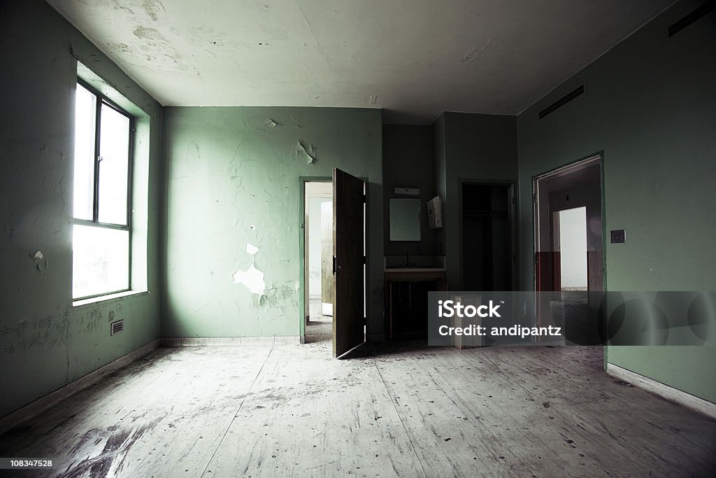 Quarto vazio abandonado - Foto de stock de Abandonado royalty-free