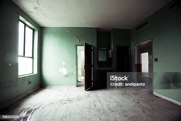 Foto de Quarto Vazio Abandonado e mais fotos de stock de Abandonado - Abandonado, Acabado, Ausência