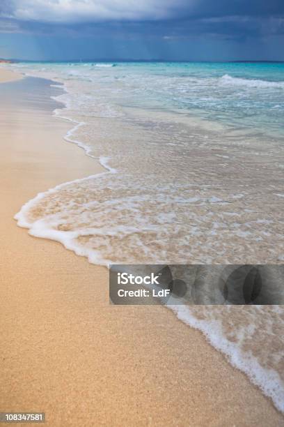 Photo libre de droit de Ciel Orageux Audessus De La Plage banque d'images et plus d'images libres de droit de Mer Méditerranée - Mer Méditerranée, Plein cadre, Beauté de la nature