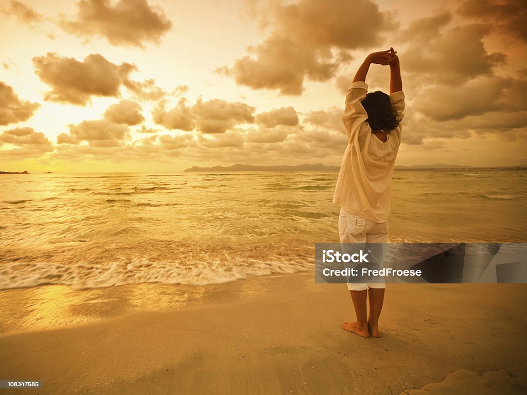 Frau am Strand - Lizenzfrei Arme hoch Stock-Foto