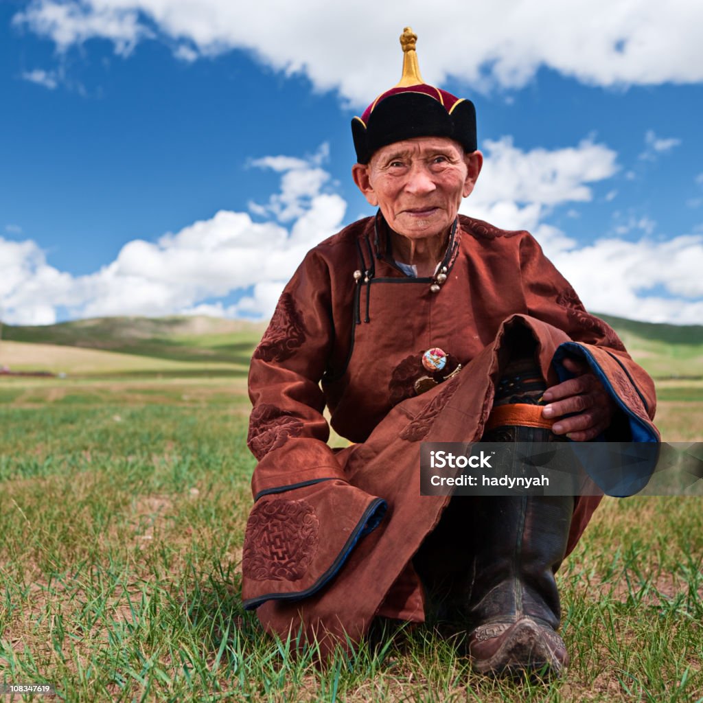 Mongol velho homem em roupa nacional, medalhas no peito - Royalty-free Cultura Mongol Foto de stock