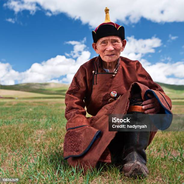 Mongol Velho Homem Em Roupa Nacional Medalhas No Peito - Fotografias de stock e mais imagens de Cultura Mongol