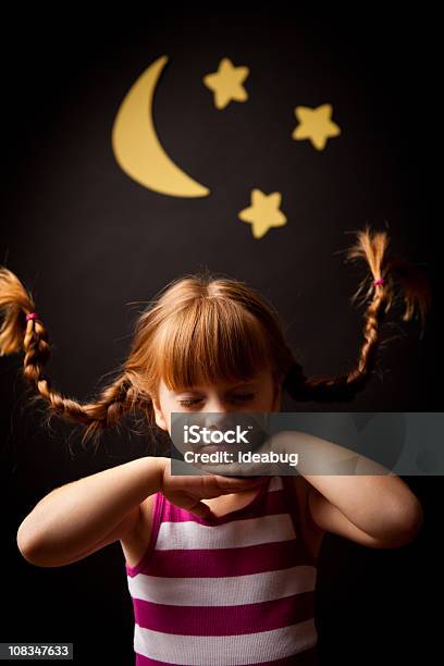 Dziewczynka W Górę Fałdy Spać W Księżyc I Gwiazdy - zdjęcia stockowe i więcej obrazów 4 - 5 lat - 4 - 5 lat, Codzienne ubranie, Czarny kolor