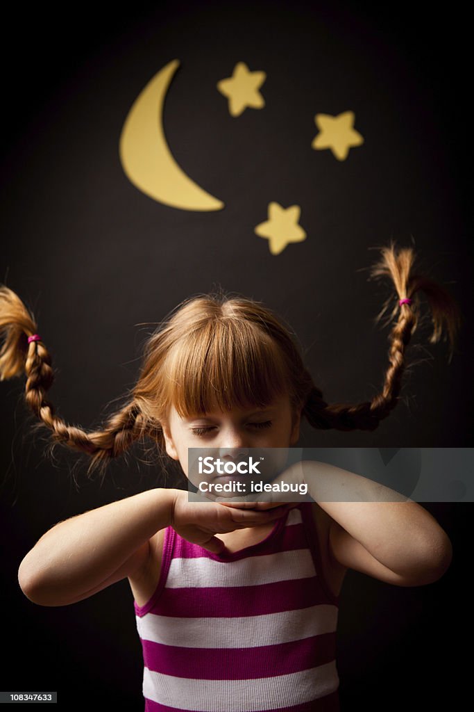 Menina com tranças para cima dormir sob a lua e as estrelas - Foto de stock de 4-5 Anos royalty-free