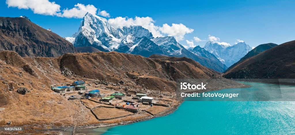 Ghiacciaio Himalaya Sherpa village vivace panorama di montagna Lago Gokyo Nepal - Foto stock royalty-free di Nepal