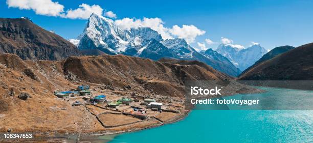Foto de Himalaia Sherpa Village Vibrante Glacier Lago Gokyo Mountain Panorama Nepal e mais fotos de stock de Nepal