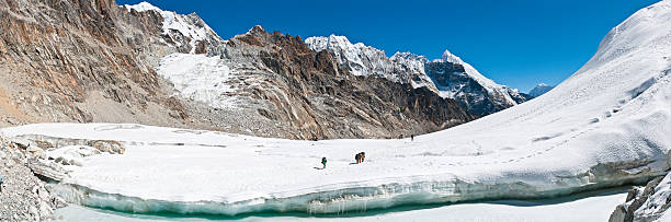 sherpas нести альпинизм набор большой высоте glacier проходят гималаи, непал - khumbu стоковые фото и изображения