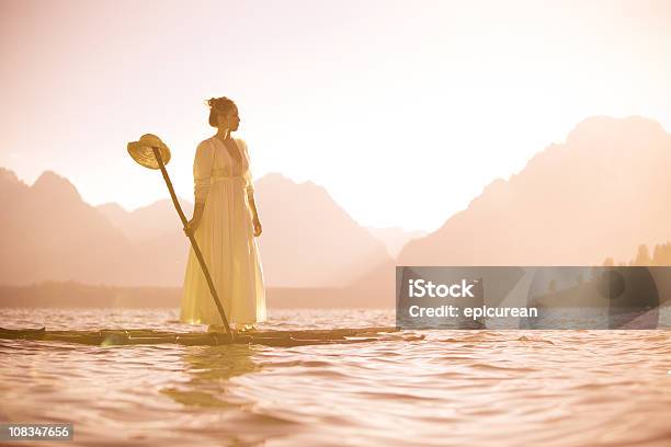 Mulher Bonita Em Uma Balsa - Fotografias de stock e mais imagens de 20-29 Anos - 20-29 Anos, Adulto, Ao Ar Livre