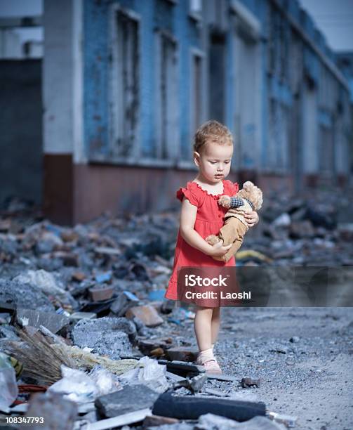 最後のおもちゃ - 地震のストックフォトや画像を多数ご用意 - 地震, 子供, 女児１人