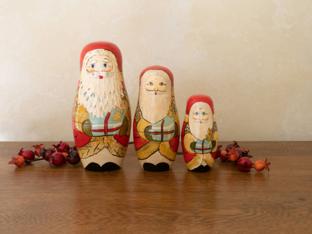 drei hölzerne santa nesting dolls in folge - russian nesting doll small group of objects wood doll stock-fotos und bilder