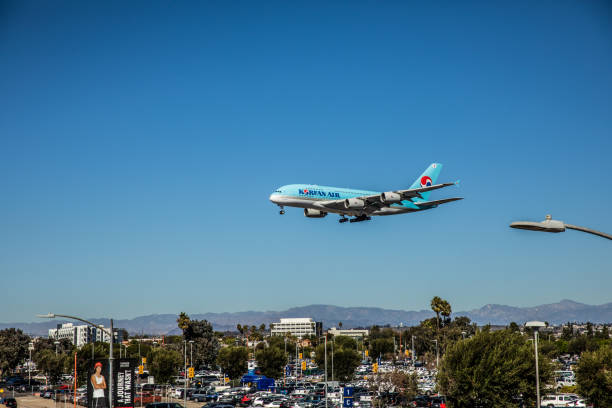 로스앤젤레스-lax 공항에서에서 착륙 대 한 항공 - airbus a380 뉴스 사진 이미지