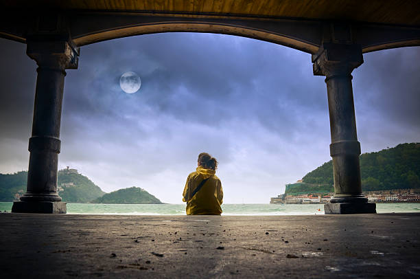 jovem menina olhando para a lua em donostia - women rear view one person arch imagens e fotografias de stock