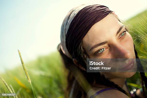 Hippie Mulher Jovem Feliz Na Natureza - Fotografias de stock e mais imagens de 20-24 Anos - 20-24 Anos, Adulto, Ao Ar Livre