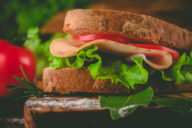 en bonne santé "sandwich" avec salade de turquie de poulet et tomates - fast food italian culture studio shot macro photos et images de collection