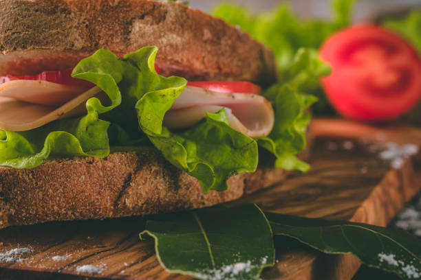 en bonne santé "sandwich" avec salade de turquie de poulet et tomates - fast food italian culture studio shot macro photos et images de collection