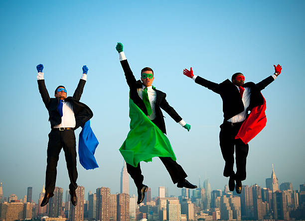 uomini d'affari di supereroe volare sopra manhattan - arms raised green jumping hand raised foto e immagini stock