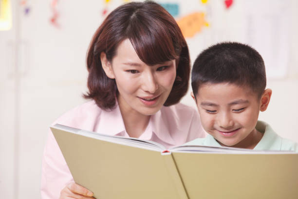 中国人の母と息子は、本を読んで - bookstore student chinese ethnicity book ストックフォトと画像
