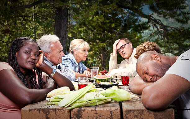 familia picnic disfuncional - couple blond hair social gathering women fotografías e imágenes de stock