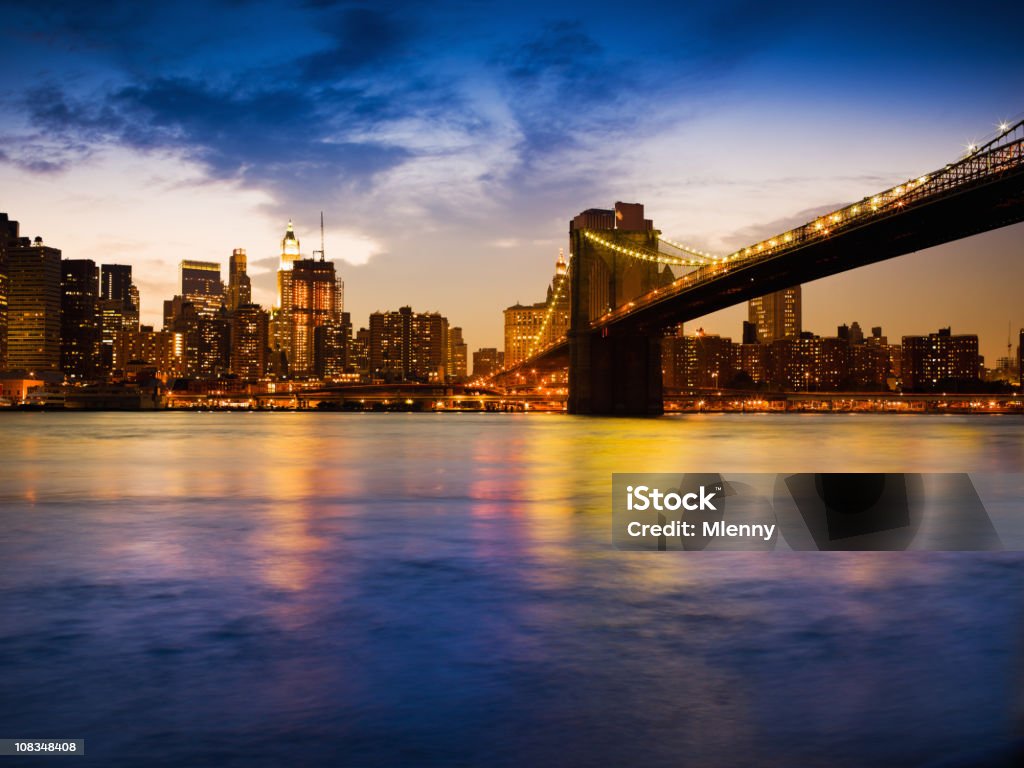 Brooklyn Bridge und Manhattan Skyline, New York City Night Scene - Lizenzfrei Architektur Stock-Foto
