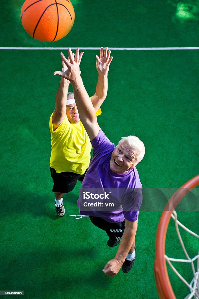 Пожилых людей, играя в баскетбол - Стоковые фото Баскетбол роялти-фри