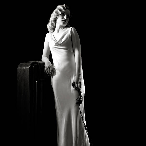 film noir ritratto di donna retrò in attesa con vecchio telefono. - 1940s style foto e immagini stock