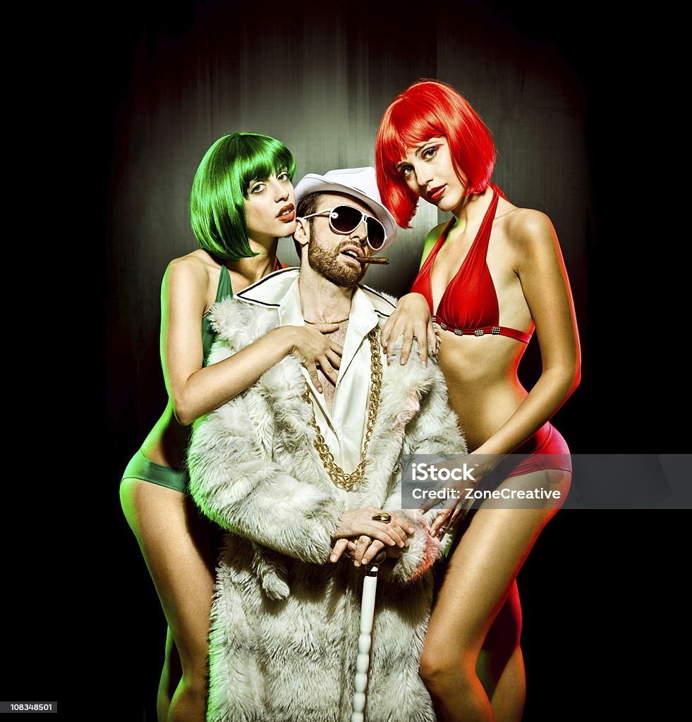 Chefe em peles com Duas garotas de Biquíni verde vermelho - Foto de stock de Rap royalty-free