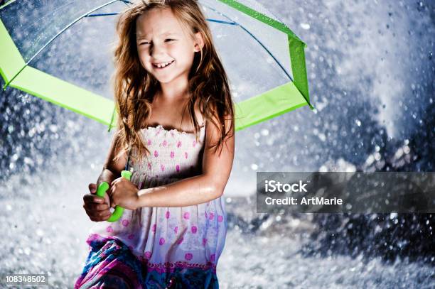 Starker Regen Stockfoto und mehr Bilder von Regentropfen - Regentropfen, Ein Mädchen allein, Eine Person