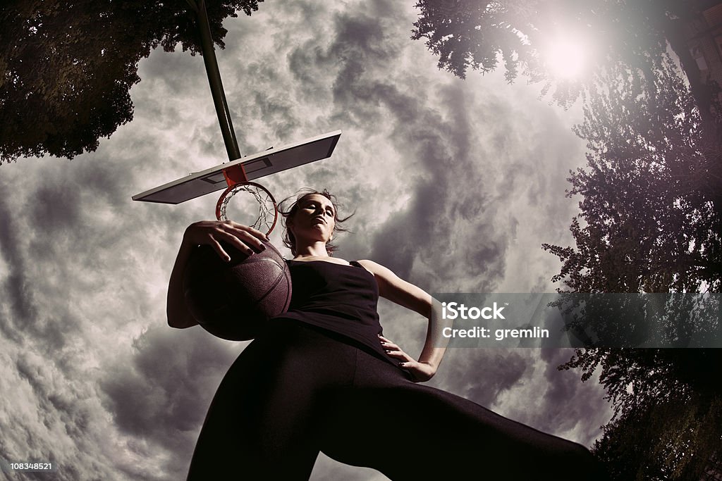 Junge Frau mit basketball - Lizenzfrei Fischaugen-Objektiv Stock-Foto