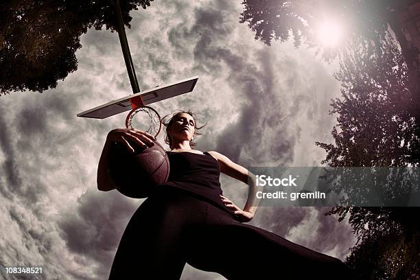 Junge Frau Mit Basketball Stockfoto und mehr Bilder von Fischaugen-Objektiv - Fischaugen-Objektiv, Aufnahme von unten, Dunkel