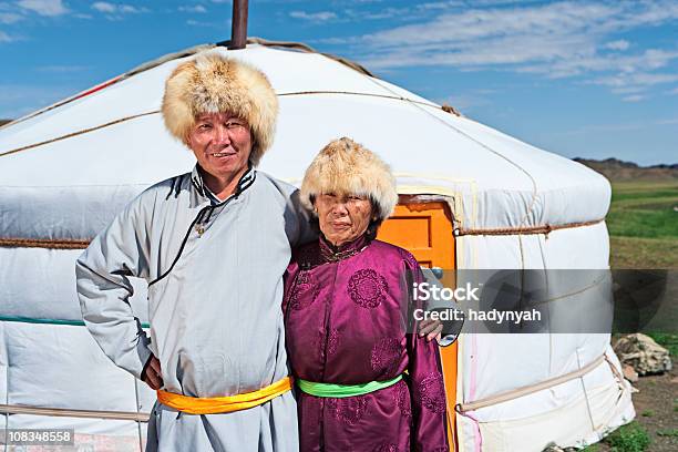 Coppia In Costume Nazionale Mongolo - Fotografie stock e altre immagini di Adulto - Adulto, Ambientazione esterna, Ambiente