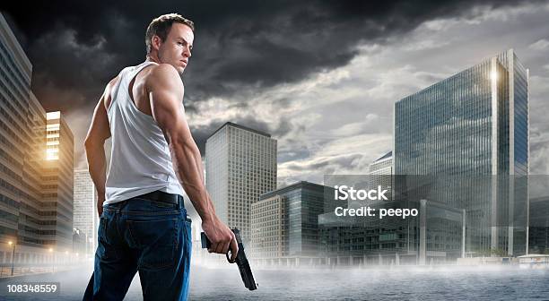 Uomo Con La Pistola In Città - Fotografie stock e altre immagini di Arma da fuoco - Arma da fuoco, Vista posteriore, Jeans