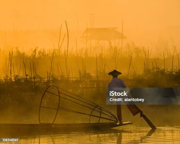Myanmar Tradicional De Pescador Lago Inle Hazy Amanecer Luz Foto de stock y más banco de imágenes de Myanmar