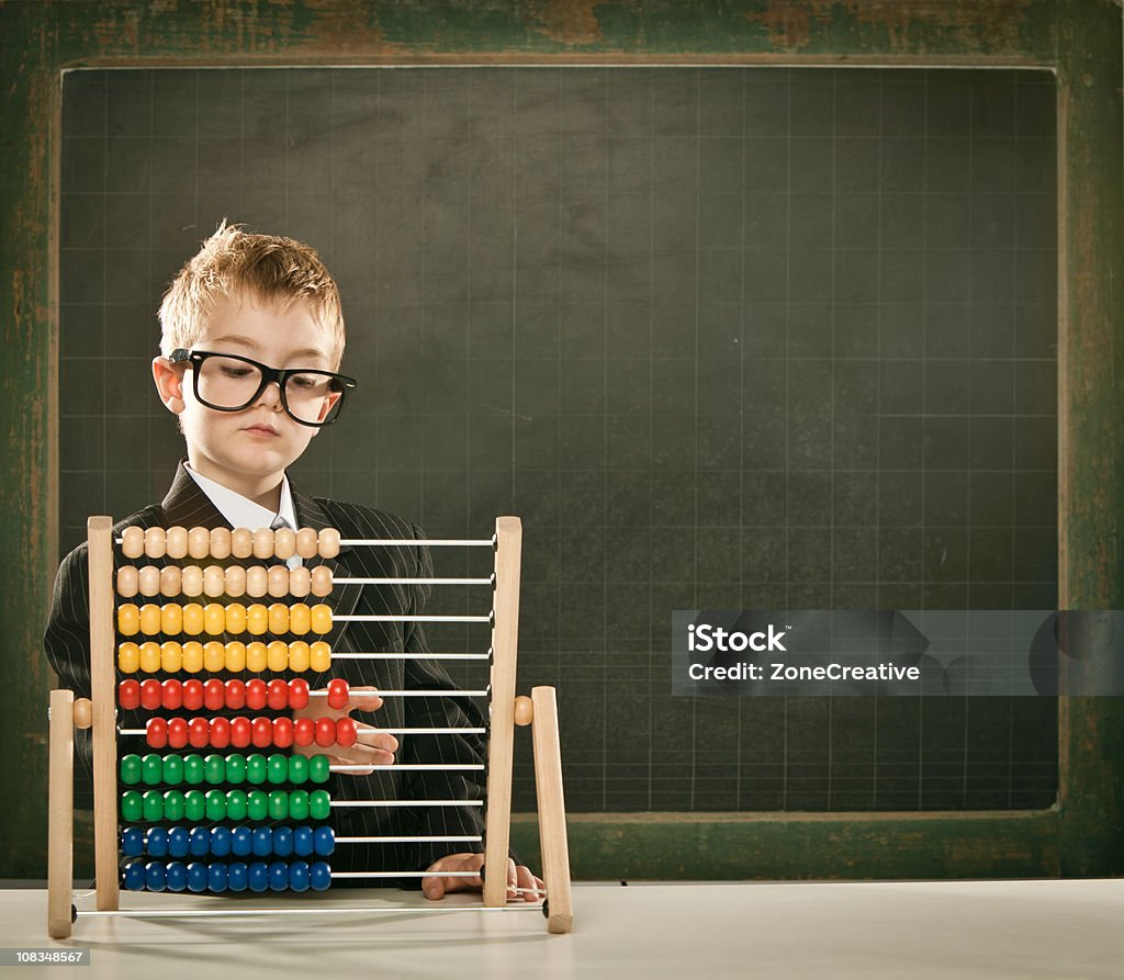 Grave jovem cientista criança com ábaco e copyspace blackboa - Foto de stock de Criança royalty-free