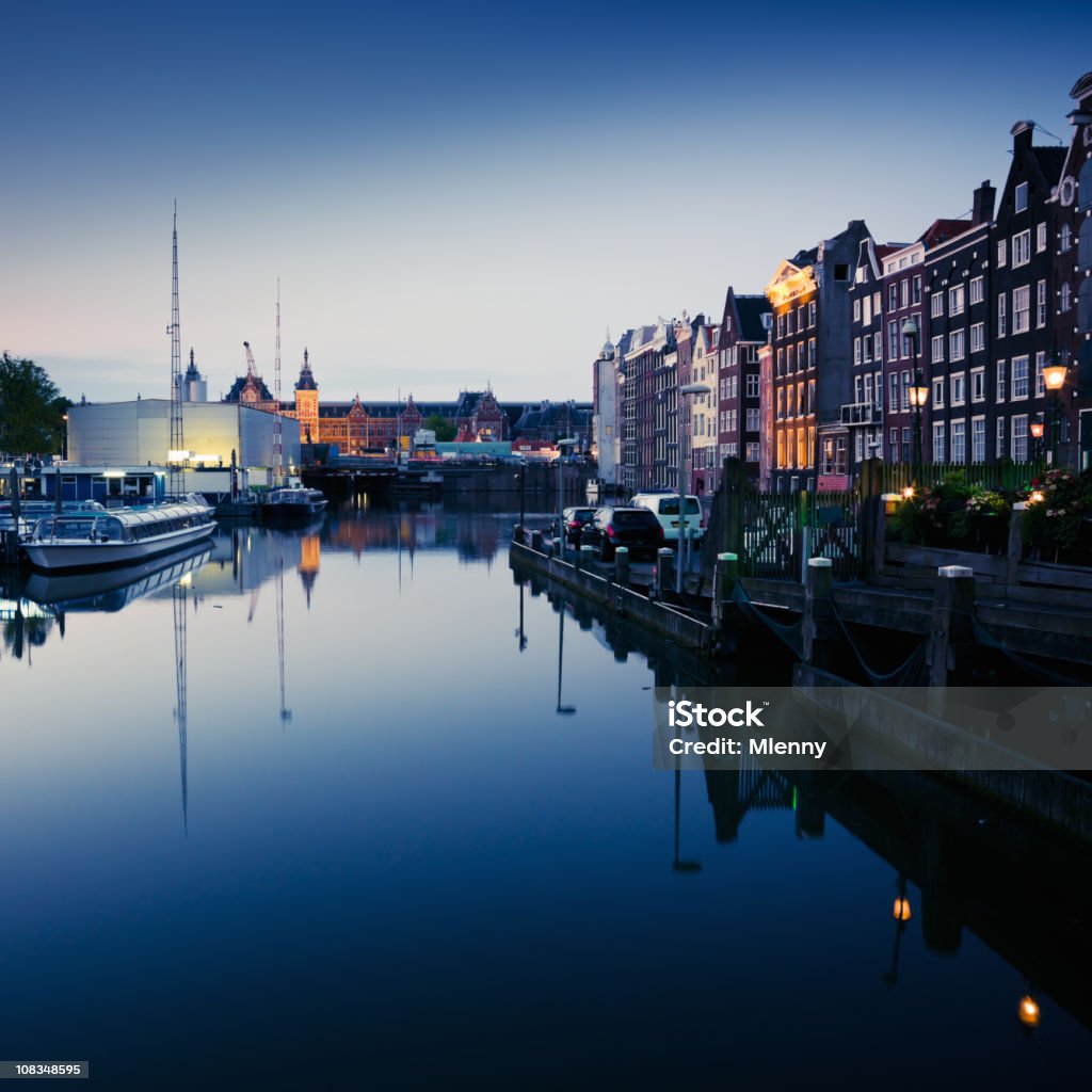 Amsterdam, Países Bajos al anochecer panorama de la ciudad de agua Canal - Foto de stock de Ciudad libre de derechos