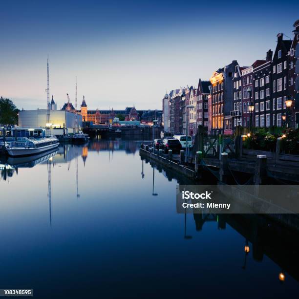 Cenário Crepúsculo Da Cidade De Amesterdão Holanda Canal De Água - Fotografias de stock e mais imagens de Cidade