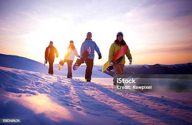 Manhã Cedo Snowboaders No Topo Da Montanha - Fotografias de stock e mais imagens de Amizade - Amizade, A caminho, Adulto