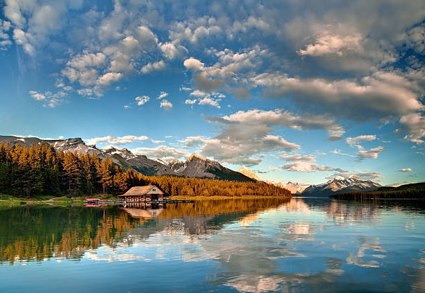 lago maligne tramonto - lago maligne foto e immagini stock