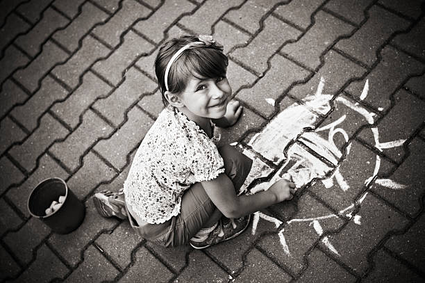 The German word Ziel, meaning goal, is written in white chalk on a gray sidewalk. An arrow pointing upward is drawn above the word.