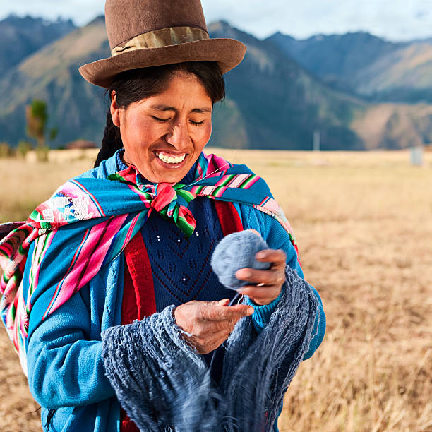 mujer usando ropa nacional peruano el sagrado valley - trajes tipicos del peru fotografías e imágenes de stock