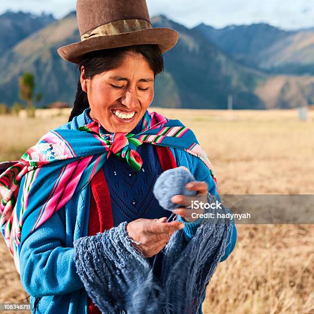 Mujer Usando Ropa Nacional Peruano El Sagrado Valley Foto de stock y más banco de imágenes de Perú