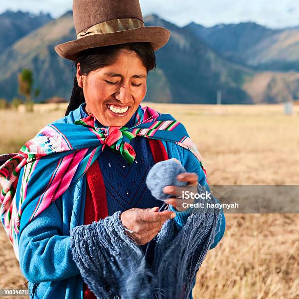 페루 여자 입고 국립 의류에는 세이크리드 밸리 페루에 대한 스톡 사진 및 기타 이미지 - 페루, 한 명의 여자만, 아이마라 인디언