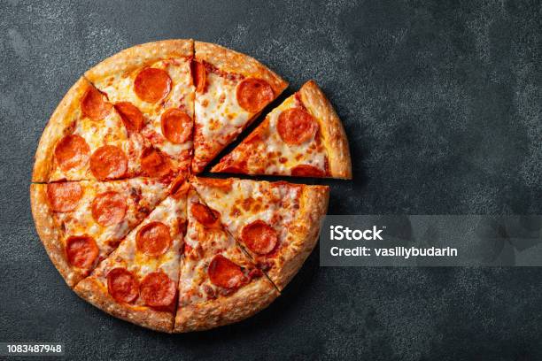 Photo libre de droit de Pizza Au Pepperoni Savoureux Et Le Cuisson Ingrédients Tomates Basilic Sur Fond Noir Fond De Béton Vue De Dessus De La Pizza Au Pepperoni Chaud Avec Lespace De Copie De Texte Poser De Plat banque d'images et plus d'images libres de droit de Pizza