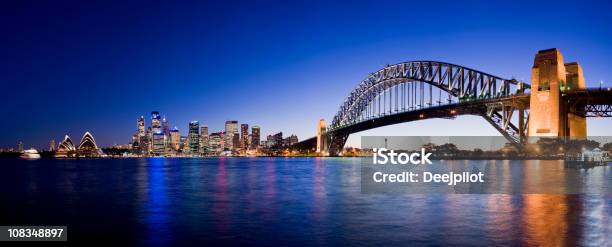 Photo libre de droit de De Sydney Harbour Bridge Et Les Toits De La Ville En Australie banque d'images et plus d'images libres de droit de Aube