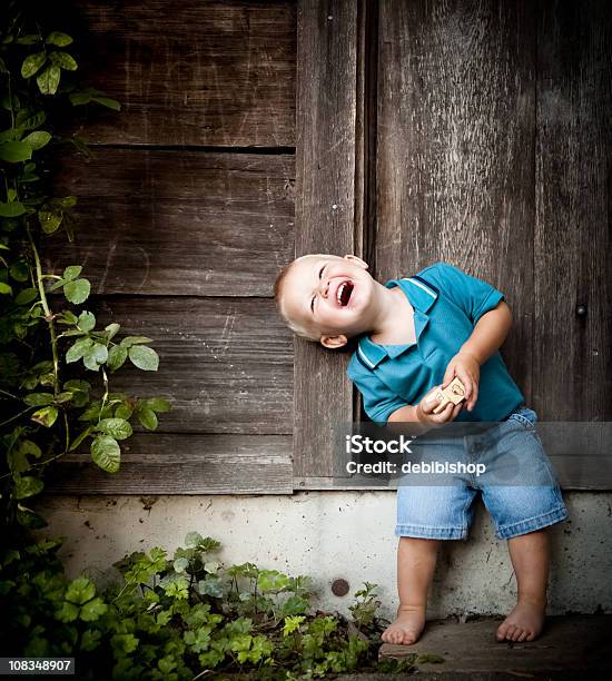 Niño Pequeño Riendo Foto de stock y más banco de imágenes de Aire libre - Aire libre, Alegre, Apoyarse