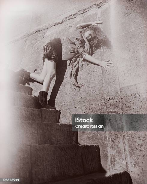 Foto de Medo De Mulher Correndo Escadas Rolantes e mais fotos de stock de Horror - Horror, Parede, Só Uma Mulher