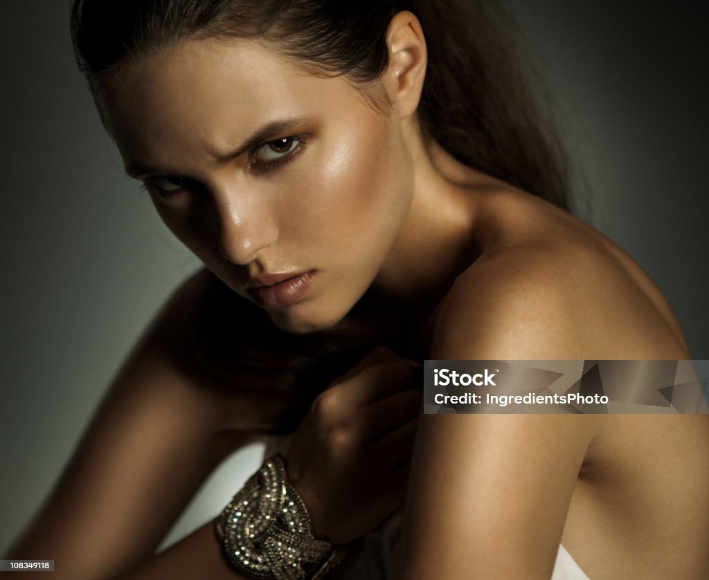 Bellezza sensuale Ritratto di giovane donna su sfondo scuro - Foto stock royalty-free di Coda di cavallo